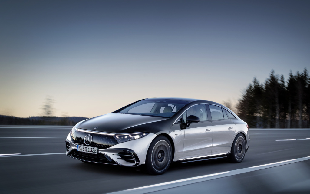 Szary Mercedes-Benz EQS Auto Frelik