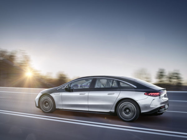 Mercedes benz na drodze Auto Frelik EQS