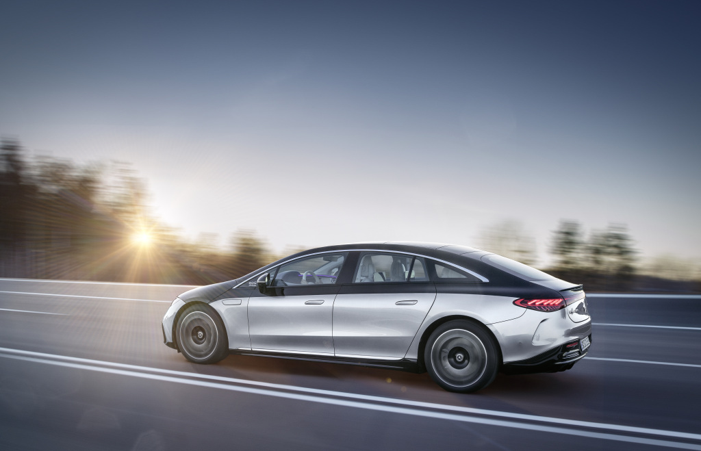 Mercedes benz na drodze Auto Frelik EQS