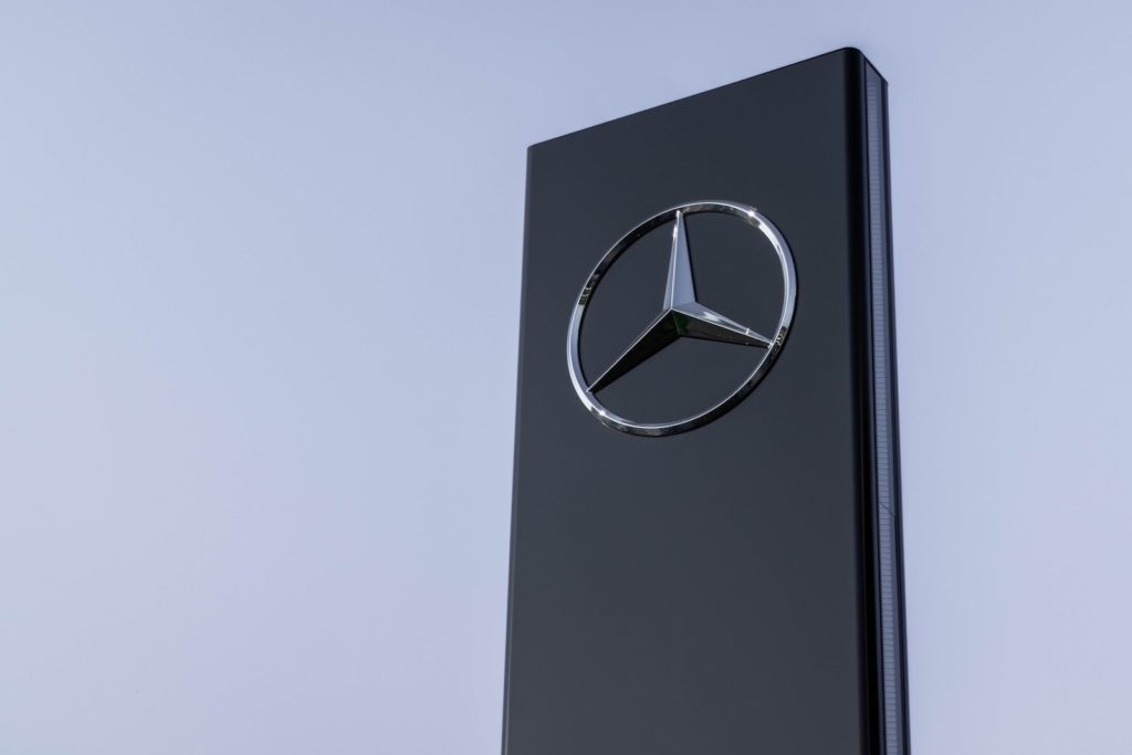 Samochód używany z salonu - czy warto kupić auto od dealera?