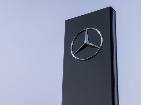 Samochód używany z salonu - czy warto kupić auto od dealera?
