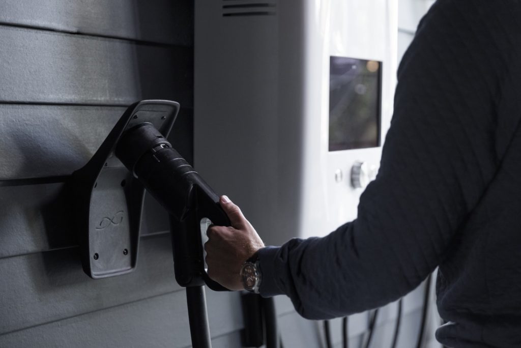 Ładowanie samochodu elektrycznego w domu