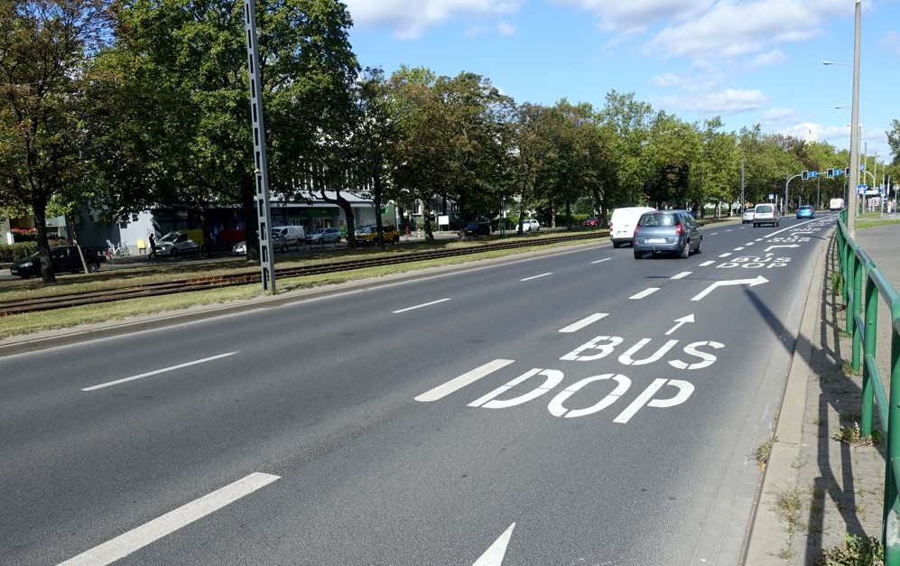 Czy samochody elektryczne mogą jeździć buspasem?